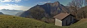 46 Radura prativa con stalletta-baita e vista sul Monte Zucco